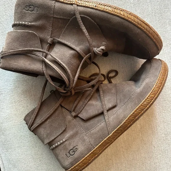 UGG Women’s Reid Suede Boots - Picture 9 of 11